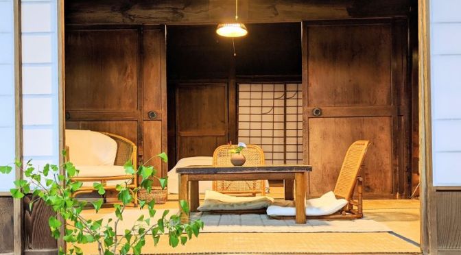 Pareja que convirtió casa japonesa abandonada en casa de huéspedes