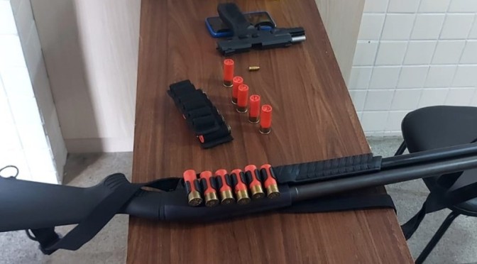Policía Federal incauta armas de fuego y arresta a sospechoso en colegio privado